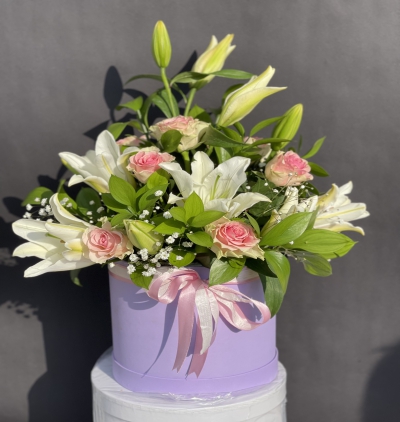 arajman pembe beyaz Çiçeği & Ürünü Lilyum ve pembe güller 