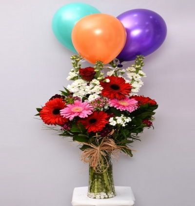 21 adet karışık gerbera buketi Çiçeği & Ürünü Uçan Balon Ve Kırmızı Beyaz Çiçekler 