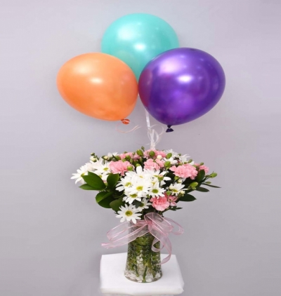 fanusta gerbera aranjmanı Çiçeği & Ürünü Kır Çiçeği Ve Uçan Balon 