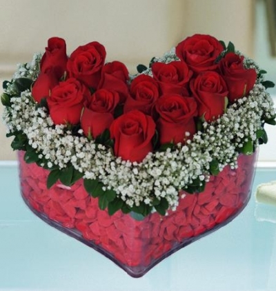 kırmızı gül ve kır Çiçekleri Çiçeği & Ürünü kalp vazo içerisinde güller 
