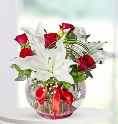 5 adet gül ve 3 adet lilyum Çiçeği & Ürünü Fanusta Lilyum Ve Gül 