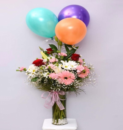  Kemer Çiçek Siparişi Vazoda Uçan Balonlu Renkli Çiçek Aranjmanı