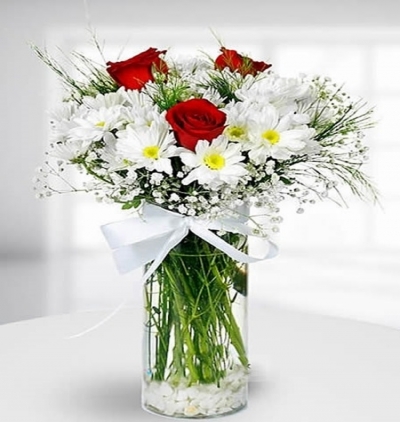 fanusta gerbera aranjmanı Çiçeği & Ürünü Kırmızı Gül Ve Kır Çiçekleri 