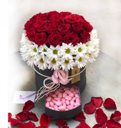 fanusta gerbera aranjmanı Çiçeği & Ürünü Kutuda 17 adet gül ve bademler 