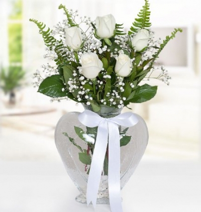 Kemer Çiçekçi kalp vazoda beyaz güller